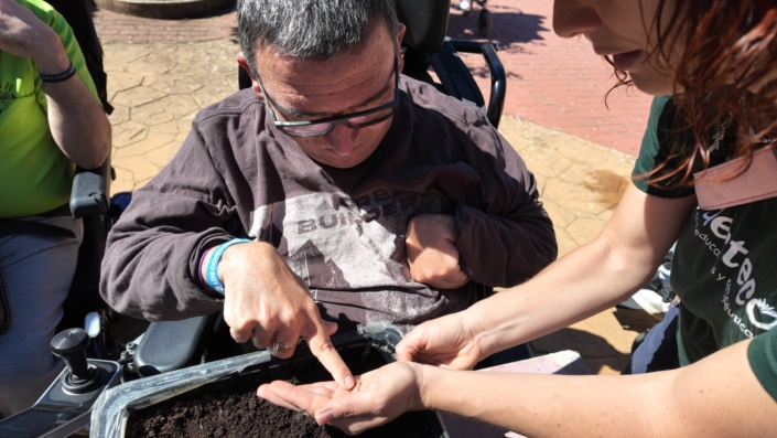 Participantes realizando pequeños proyectos creativos con elementos naturales.