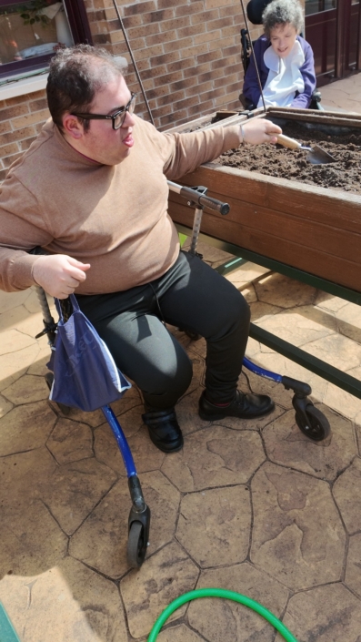 Actividad de plantación de flores aromáticas con personas de APACE Burgos.