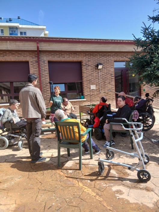 Participante regando plantas como parte del programa de bienestar y naturaleza.
