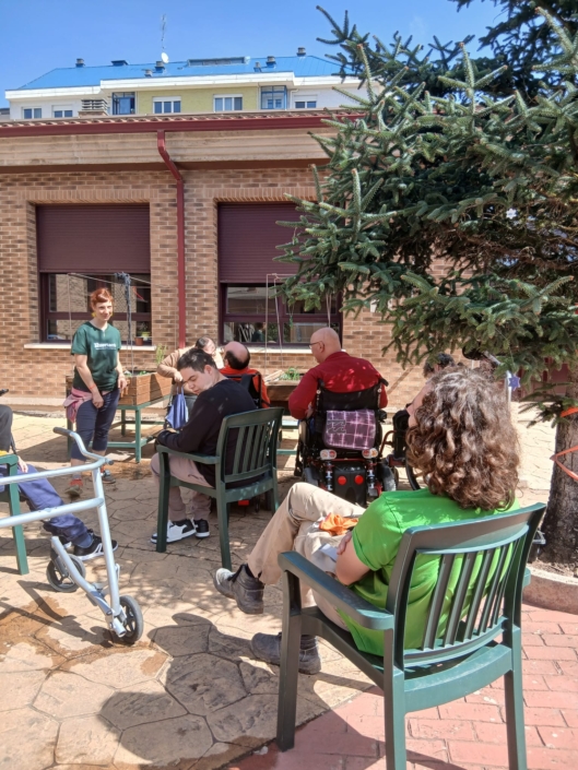 Terapeuta hortícola de Huerteco acompañando a un grupo en la creación de semilleros.