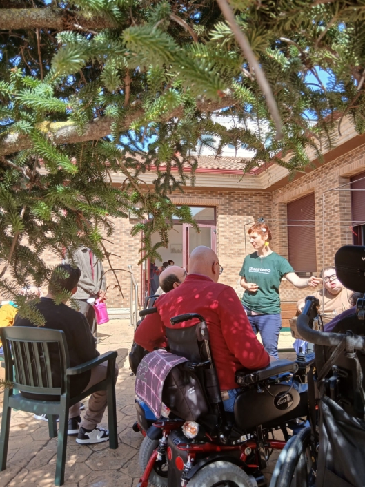 Preparación del suelo en la actividad de horticultura terapéutica con APACE Burgos.