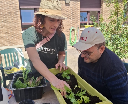 Personas de APACE Burgos participando en una sesión de horticultura terapéutica guiada por Huerteco.