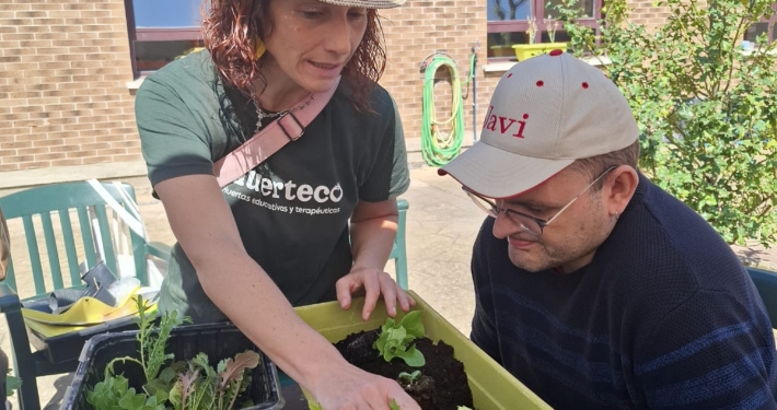 Personas de APACE Burgos participando en una sesión de horticultura terapéutica guiada por Huerteco.