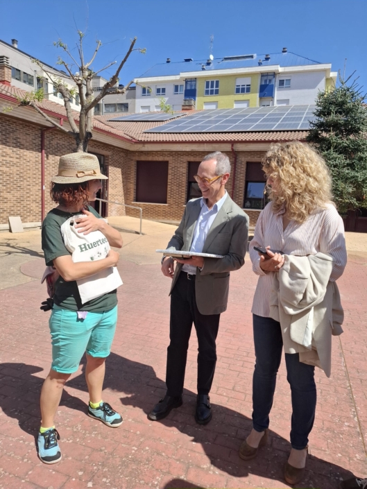 Antonio Blanco, presidente de Fundación Alimerka, visitando la sesión de horticultura terapéutica.