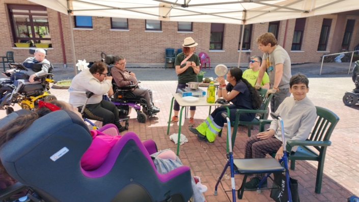 Personas de APACE disfrutando del contacto directo con la tierra y las plantas.