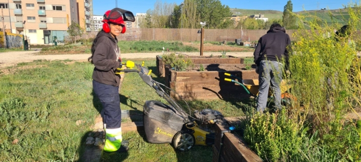 Dos estudiantes del CEE Puentesaúco realizan 80 horas de prácticas en Huerteco dentro del ciclo de Agrojardinería y Composiciones Florales, colaborando en tareas del huerto y talleres con APACE.