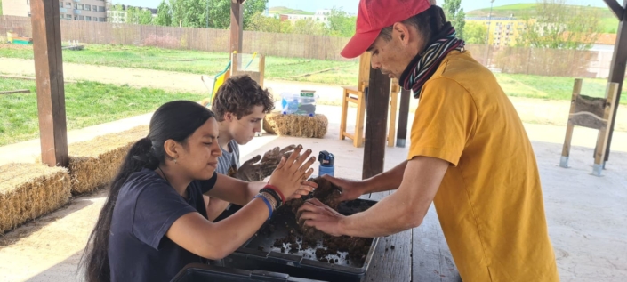 Dos estudiantes del CEE Puentesaúco realizan 80 horas de prácticas en Huerteco dentro del ciclo de Agrojardinería y Composiciones Florales, colaborando en tareas del huerto y talleres con APACE.