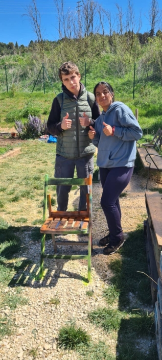 Dos estudiantes del CEE Puentesaúco realizan 80 horas de prácticas en Huerteco dentro del ciclo de Agrojardinería y Composiciones Florales, colaborando en tareas del huerto y talleres con APACE.
